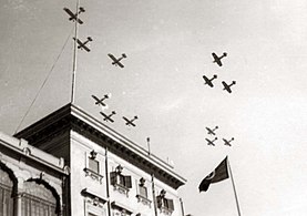 طائرات حربية مصرية تحلق فوق قصر القبة بتاريخ 20 يناير 1938، احتفالًا بزفاف الملك فاروق الأول