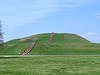 Monks Mound v červenci.JPG