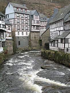 Água branca do Rur na área local de Monschau