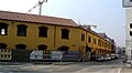 Il vecchio stabilimento della Ditta Alfredo Zopfi & C. in via Marsala n. 9 a Monza - edificio del 1895 in ristrutturazione - visto dall'incrocio con via Solferino in direzione di Milano