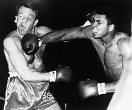 Muhammad Ali pelea contra Brian London el 6 de agosto de 1966.jpg