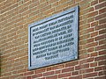 Plaquette over bouw van het poortgebouw.