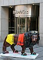 Löwe der Münchner Löwenparade vor Reisebüro