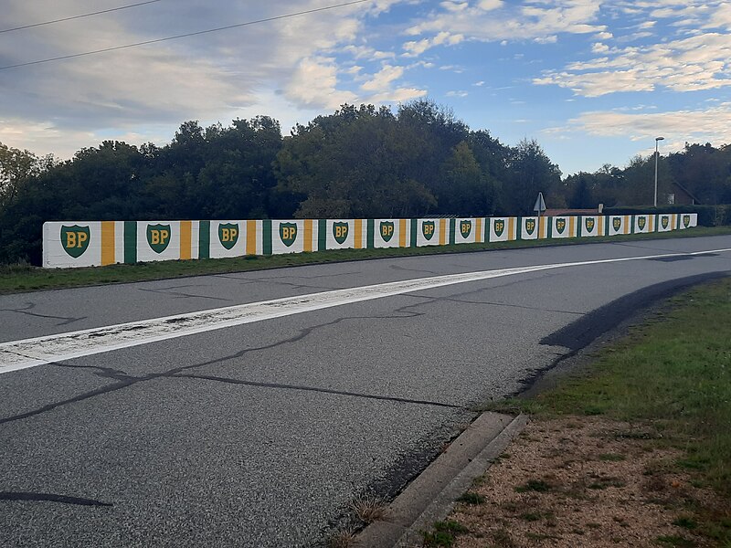 File:Mur BP - Circuit de Charade.jpg