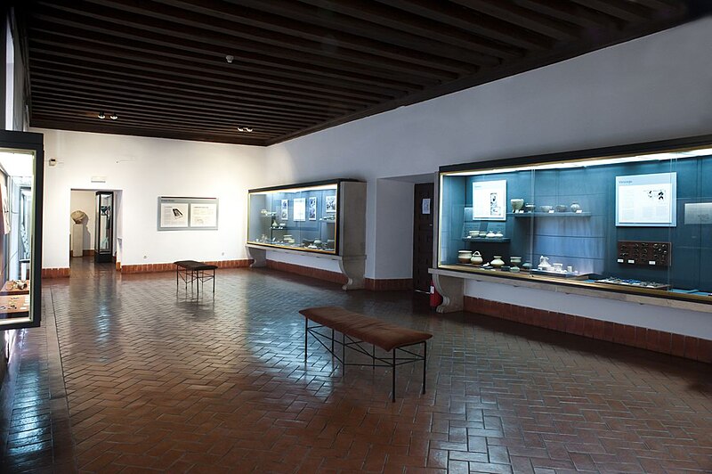 File:Museo de Valladolid Sala 4 Arqueologia Inmaculada San José Negro 0026.jpg