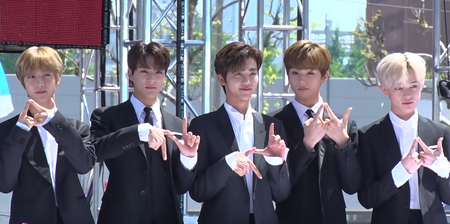 Tập_tin:NCT_Dream_during_the_opening_ceremony_of_the_C_Festival_2019_02.png