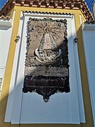 Bajo relieve año 1992 de Nuestra Señora del Sufragio en el exterior del ábside.