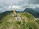 Wegweiser und Box für das Gipfelbuch auf dem Berggipfel