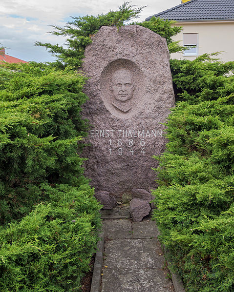 File:Neusörnewitz Elbgausiedlung 17 Ernst-Thälmann-Denkmal II.jpg