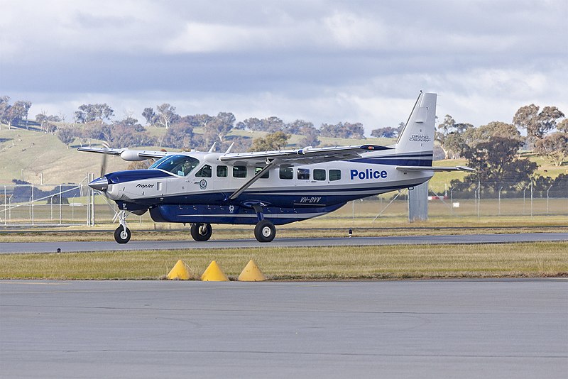 File:New South Wales Police Force (VH-DVV) Cessna Grand Caravan 208B EX taxiing at Wagga Wagga Airport.jpg