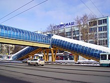 Nizhny Novgorod.  Puente peatonal cerca de la Universidad Lobachevsky.jpg