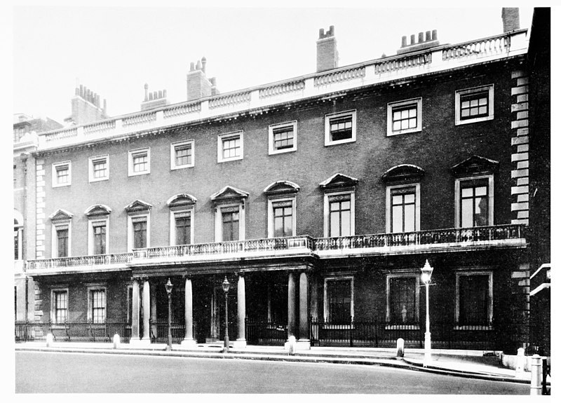 File:NorfolkHouse StJames'sSquare 1932.jpg