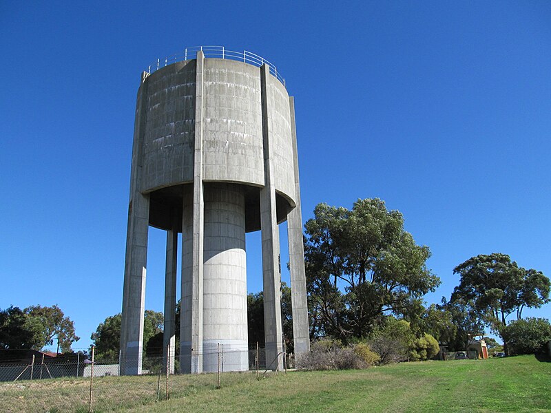 File:OIC wembley downs unwin water tower 2.jpg