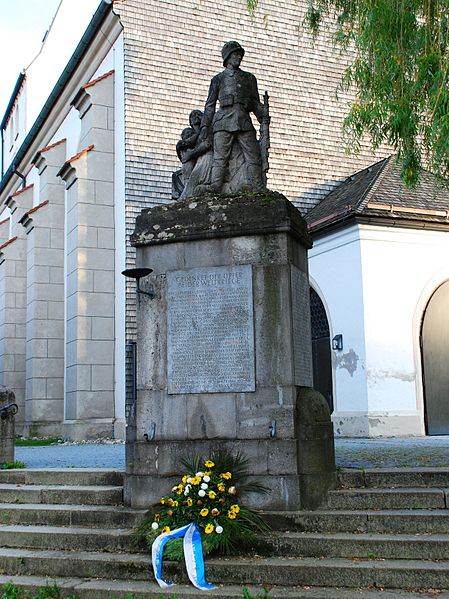 File:Oberhaching Kirchplatz Kriegerdenkmal.jpg