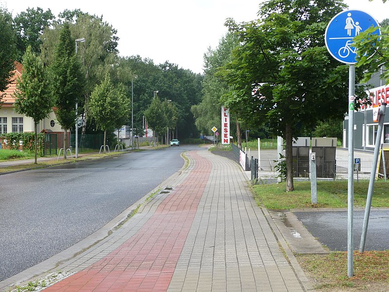 File:Oderstraße, letzter Abschnitt vor der Sackgasse für Kfz in Richtung Kleinmachnow - panoramio.jpg