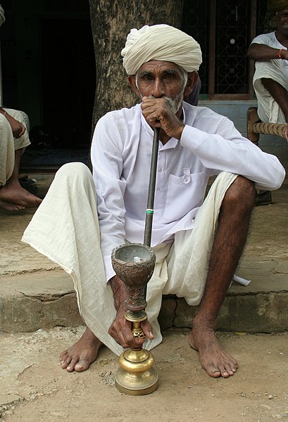 File:Old man smoking hookah, near Jaipur, Rajasthan, India.jpg - Wikimedia  Commons
