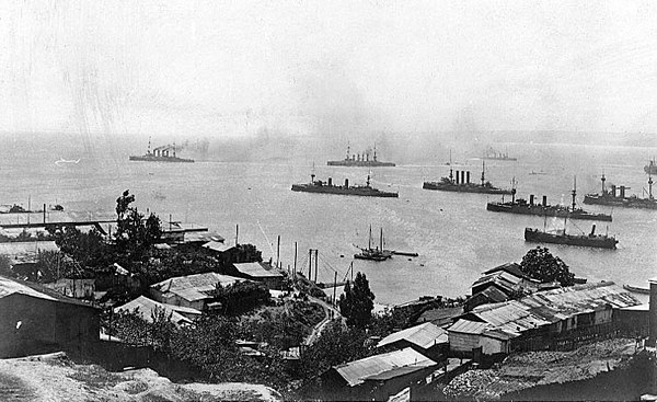 The German squadron leaving Valparaíso on 3 November after the battle, Scharnhorst and Gneisenau in the lead and Nürnberg following. In the middle dis