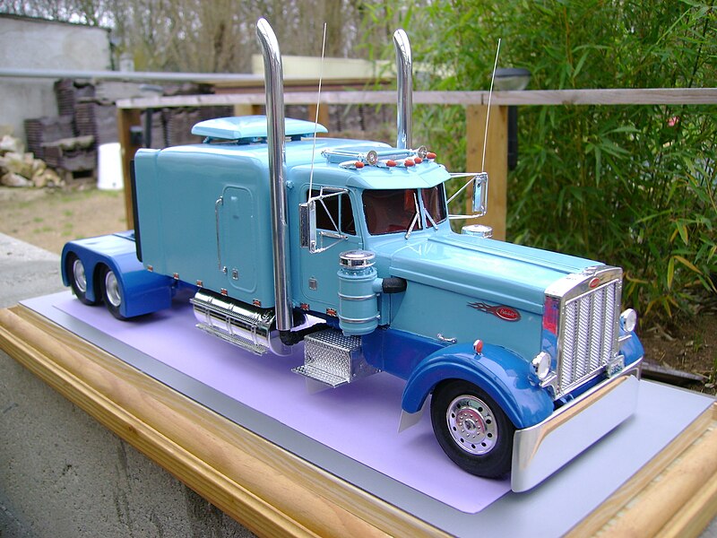 File:PETERBILT 359 model truck.jpg