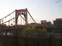 "Knit the Bridge" digwyddiad bomio edau ar y Pont Andy Warhol, Pittsburgh, UDA, 2013