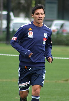 Pablo Contreras con el buzo de entrenamiento del Melbourne Victory, el último club de su carrera