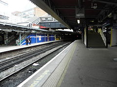 La plataforma 14 de la línea principal de la estación de Paddington mira al este.JPG