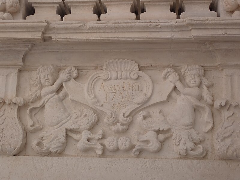 File:Palazzo Martino Maronosci - Bas relief.jpg