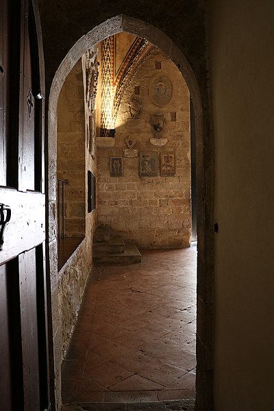 File:Palazzo dei Priori - Volterra 31.jpg