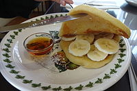Pancakes mit Bananenfüllung und Ahornsirup