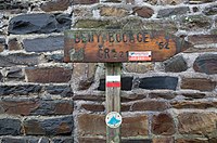 Panneau de balisage sur le GR 221, près de Pont-d'Ouilly (Calvados)