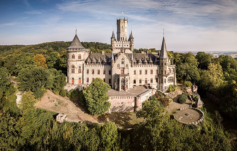 File:Panoramaaufnahme Schloss Marienburg cropped.jpg