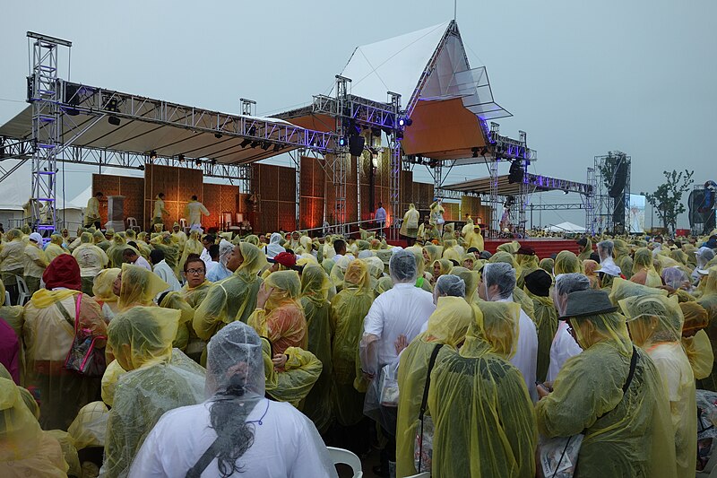 File:Papal Mass stage in Tacloban.JPG