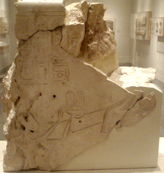 File:ParapetFragment-NefertitiPresentsCartouchesOfAten BrooklynMuseum.png