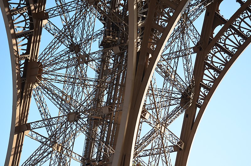 File:Paris Eiffel Tower Gerüst Bein.JPG