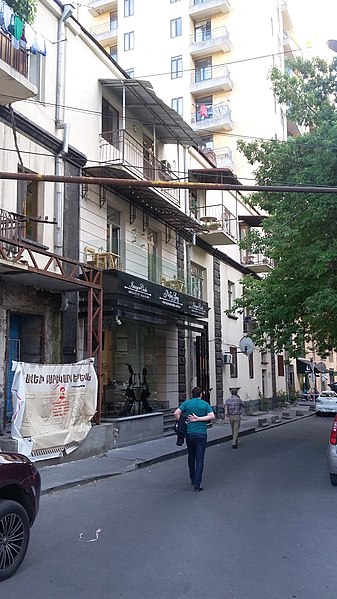 File:Parpetsi street (Yerevan) 35.jpg