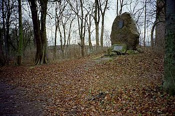 Piedra conmemorativa en el sitio del antiguo Palatinado Grona cerca de Göttingen