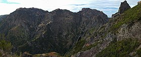 Widok na północną ścianę Pico do Arieiro z głównym szczytem po lewej stronie.