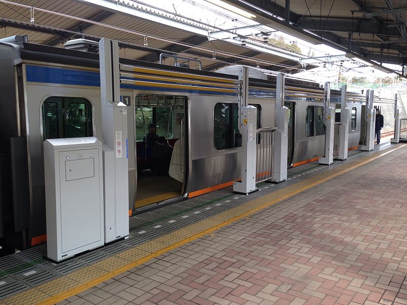 File:Platform doors (operation test) in Sagami Railway 1.jpg