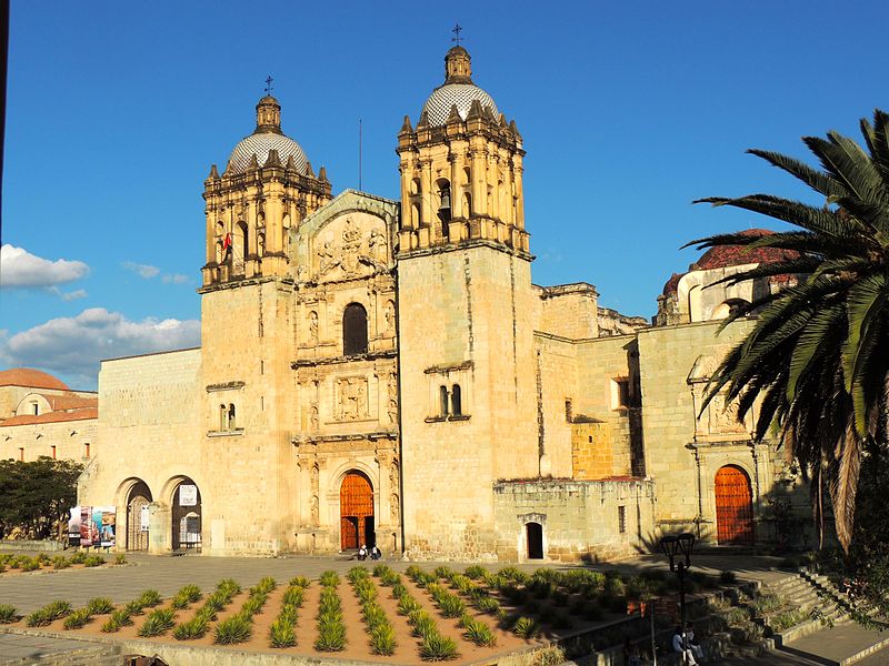 File:Plazuela, Santo Domingo de Guzmán , Oaxaca.jpg