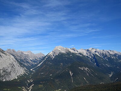 Kienleitenkopf zwischen Karwendeltal und Hinterautal, darüber die höhere Pleisenspitze