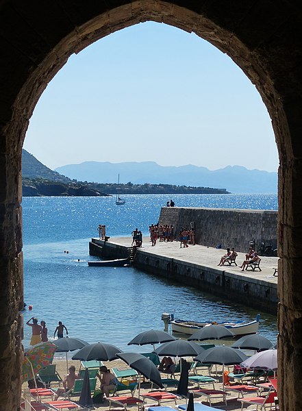 File:Porta Pescara, Cefalù P1090701.jpg