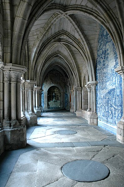 File:Porto - Catedral - Claustre.JPG