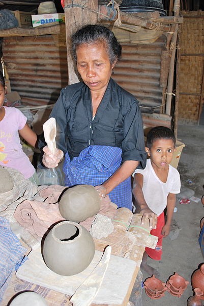 File:Pottery in Manatuto.jpg