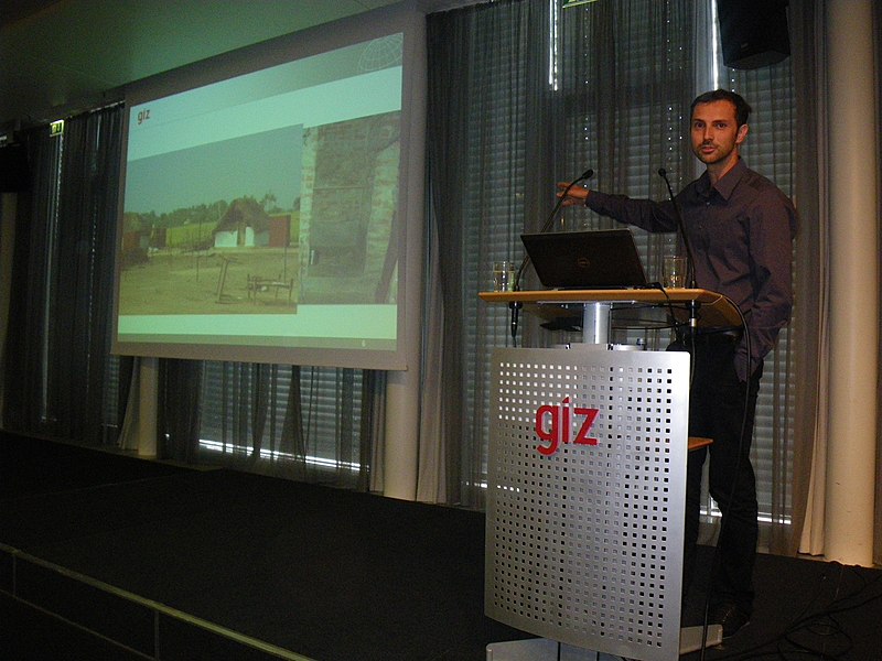 File:Presentation by Christian Rieck on student day 2012 (7500653832).jpg