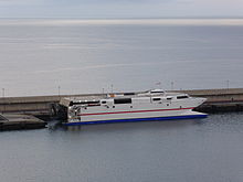 El ferry catamarán Alborán, fletado por Naviera Armas, atracado en el Puerto de La Estaca.