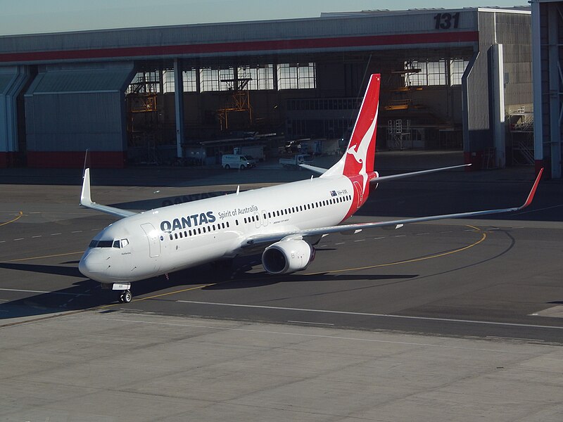 File:Qantas 737-800 VH-VXK at SYD (26239806993).jpg
