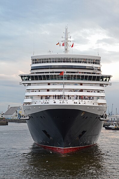 File:Queen Mary 2 und Queen Elizabeth in Hamburg 2012 (09).jpg