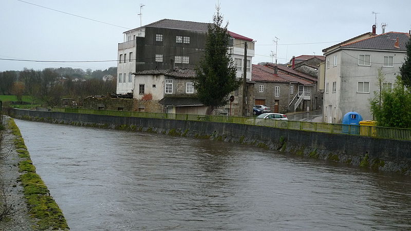 File:Río Asma cheo no barrio da Ponte.JPG