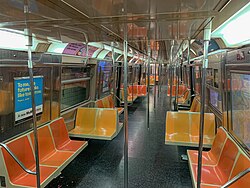 Interior del tren R68A G.jpg