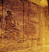 Ramsés ofrecendo ao deus sentado Ptah. Friso dentro do Templo Pequeno.