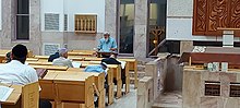 הרב יגאל אריאל מעביר שיעור בבית הכנסת בנוב, קיץ 2022